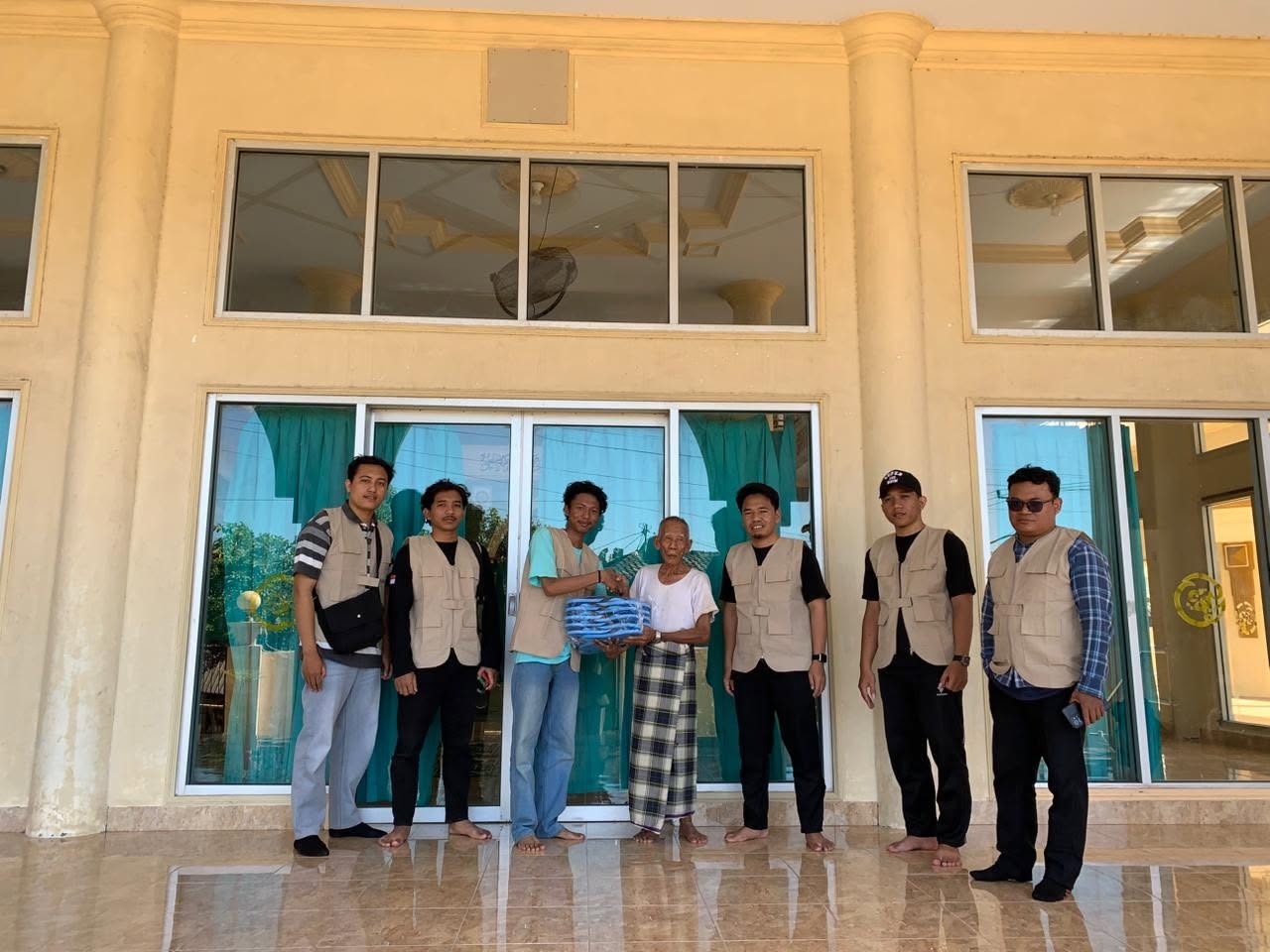 UPZIS Manajemen Dakwah IAI Hamzanwadi Pancor Salurkan Bantuan Alas Kaki Wudhu untuk Jamaah Masjid di Lombok Timur